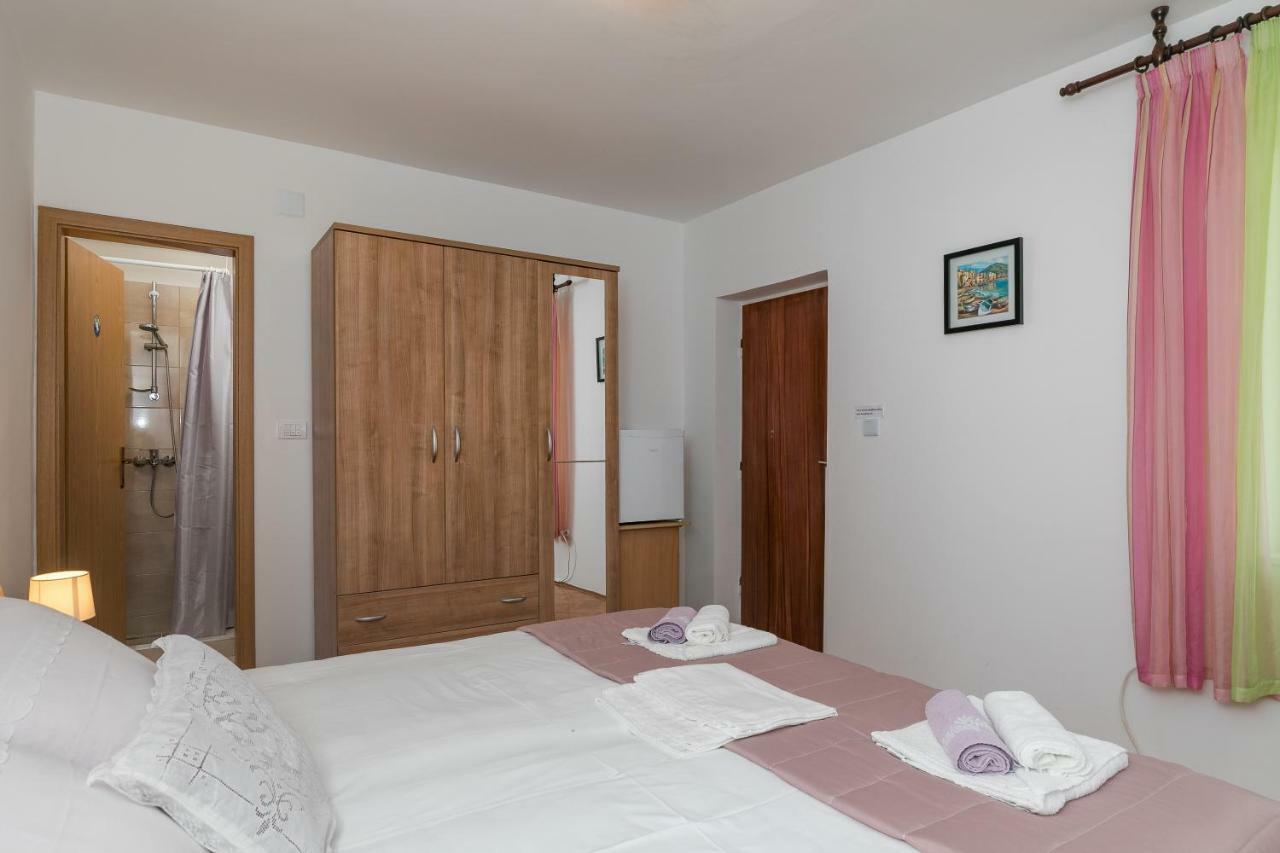 Mini Apartment Petra - Rooms Purple & Green With Kitchen And Garden Ragusa Esterno foto